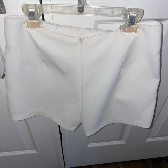 Brand new white skort - Picture 2 of 3
